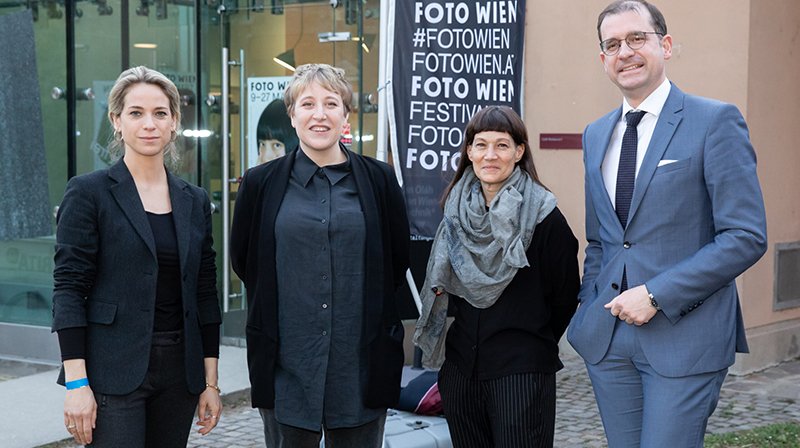 FOTO WIEN-Kuratorin Verena Kaspar-Eisert, Preisträgerin Nadine Weixler, BIG ART-Teamleiterin Regina Barta und BIG CEO Hans-Peter Weiss