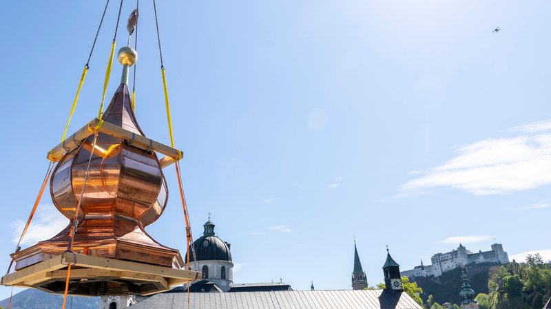 Hebung des historischen Turmhelm für das Sacellum