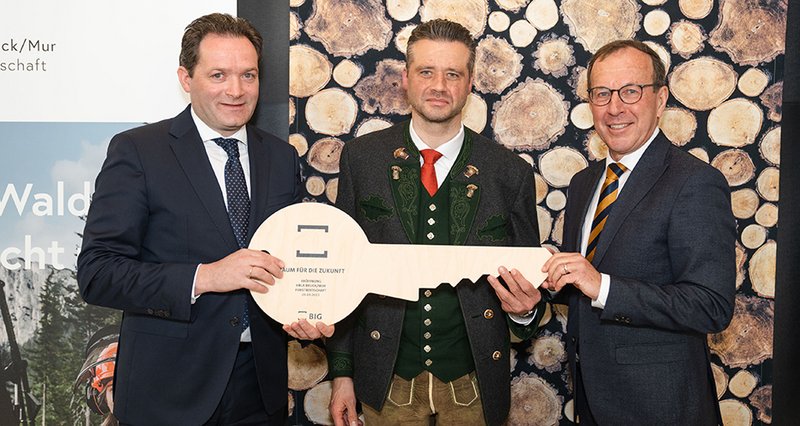 Eröffnungsschlüssel für die Eröffnung der neuen Prüfungs- und EDV Räume - © Ekaterina Paller Photography Eröffnungsschlüssel für die Eröffnung der neuen Prüfungs- und EDV Räume