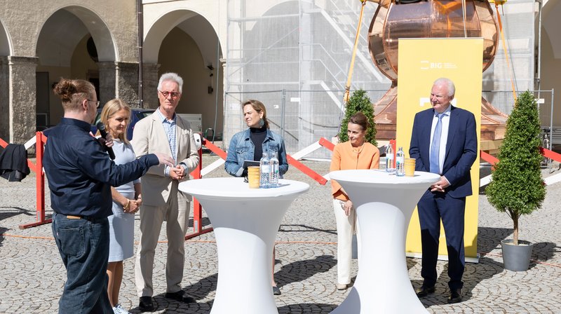 Hebung des historischen Turmhelm für das Sacellum