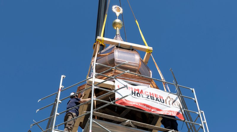 Hebung des historischen Turmhelm für das Sacellum
