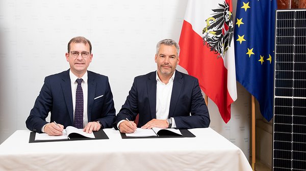 Hans-Peter Weiss und Karl Nehammer unterzeichnen MoU - © Anna Rauchenberger Hans-Peter Weiss und Karl Nehammer unterzeichnen MoU
