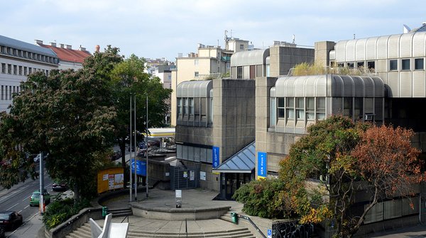 UZA 1, bis 2021 Biozentrum, ehemaliger südlicher Haupteingang in der Althanstraße