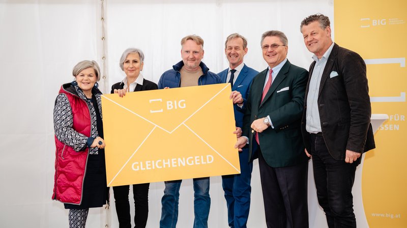 Übergabe des symbolischen Gleichengeldschecks