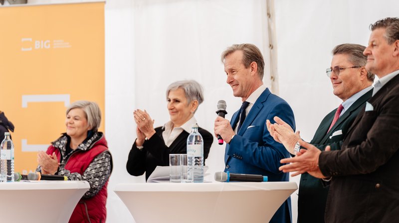 Übergabe des symbolischen Gleichengeldschecks