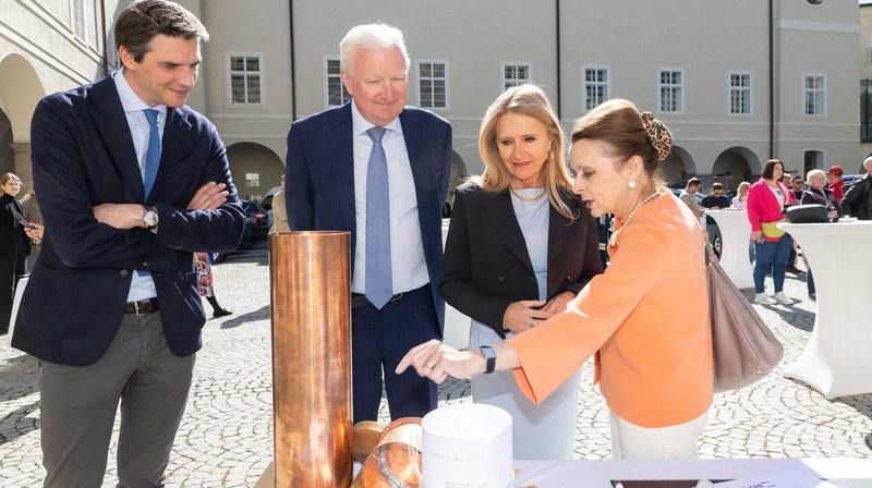 Befüllung der Zeitkapsel für den Turm des Sacellum