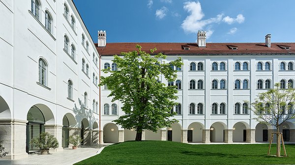 Arkadenhof im Campus Akademie