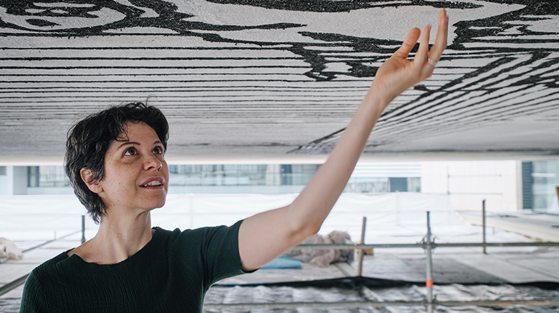 Künstlerin Anna Artaker mit dem Entstehungsprozess der PERSPECTIVA PRACTICA