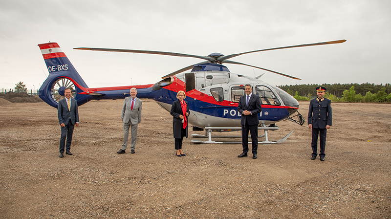 Ehrengäste vor Polizeihelikopter