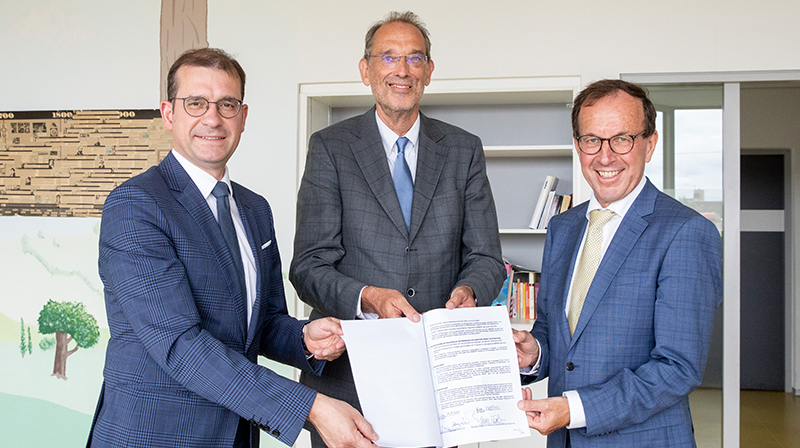 Hans-Peter Weiss, HBM Faßmann und Wolfgang Gleissner mit unterzeichnetem MoU
