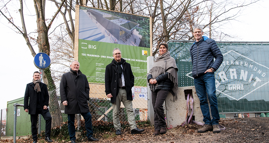 BIG-Projektleiter Stefan Gautsch mit geschäftsführendem Rektor Peter Riedler (Mitte) und den Forscher*innen Peter Hofmann, Mireille van Poppel und Markus Tilp