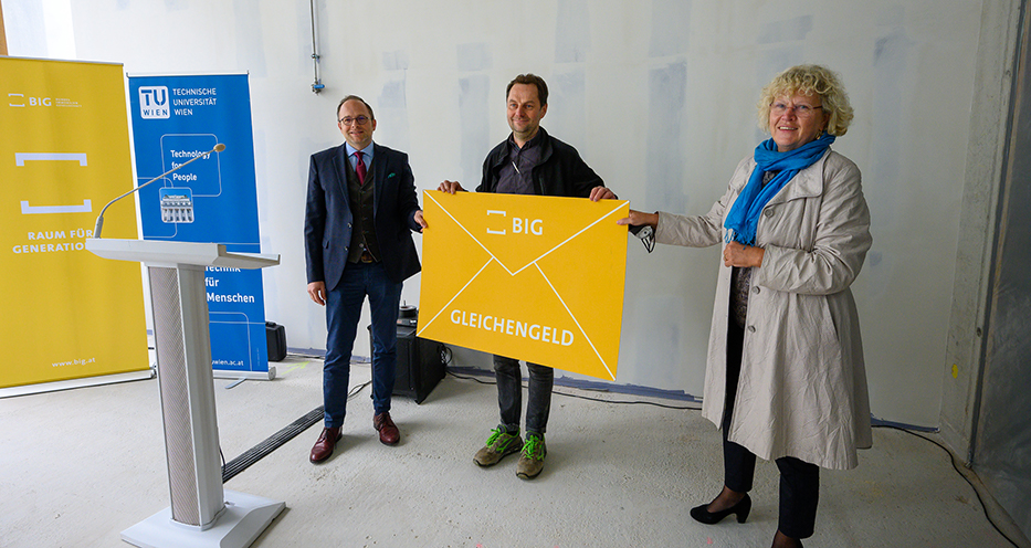 Dachgleiche TU Wien Neubau BF - TU-Wien-Rektorin Sabine Seidler und Maximilian Pammer übergeben das Gleichengeld
