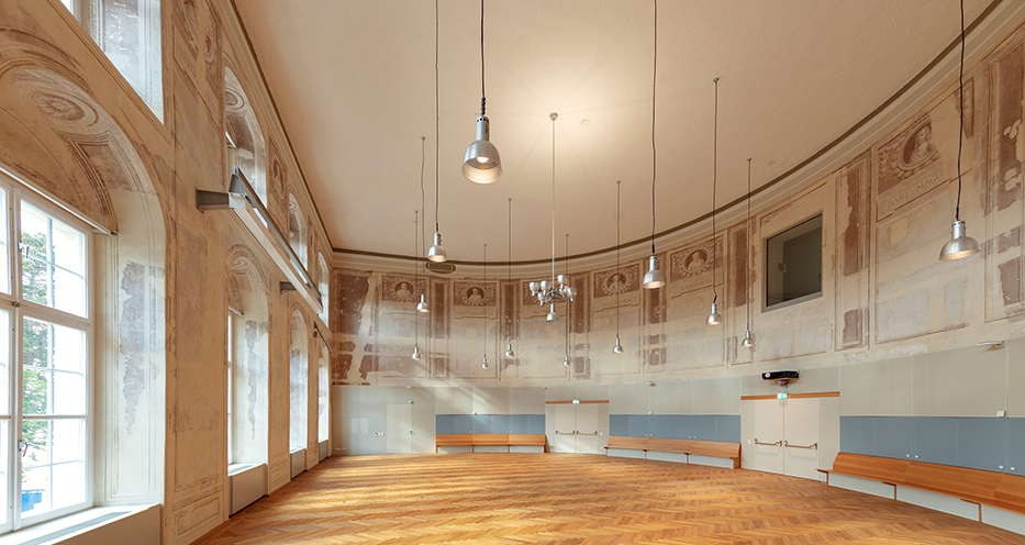 Hörsaal mit freigelegten Wandmalereien