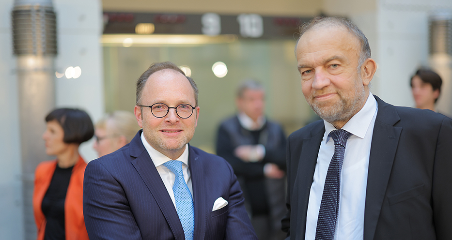 Maximilian Pammer und JKU-Rektor Meinhard Lukas