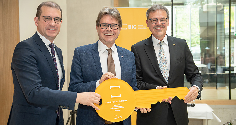 Hans-Peter Weiss und Wissenschaftsminister Martin Polaschek übergeben Kunstuni-Rektor Georg Schulz den symbolischen Schlüssel