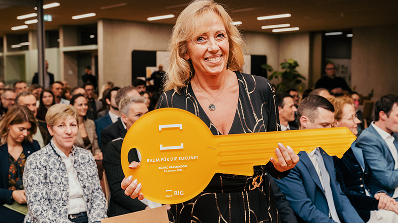 Schlüsselübergabe an die Direktorin Eva Zillinger