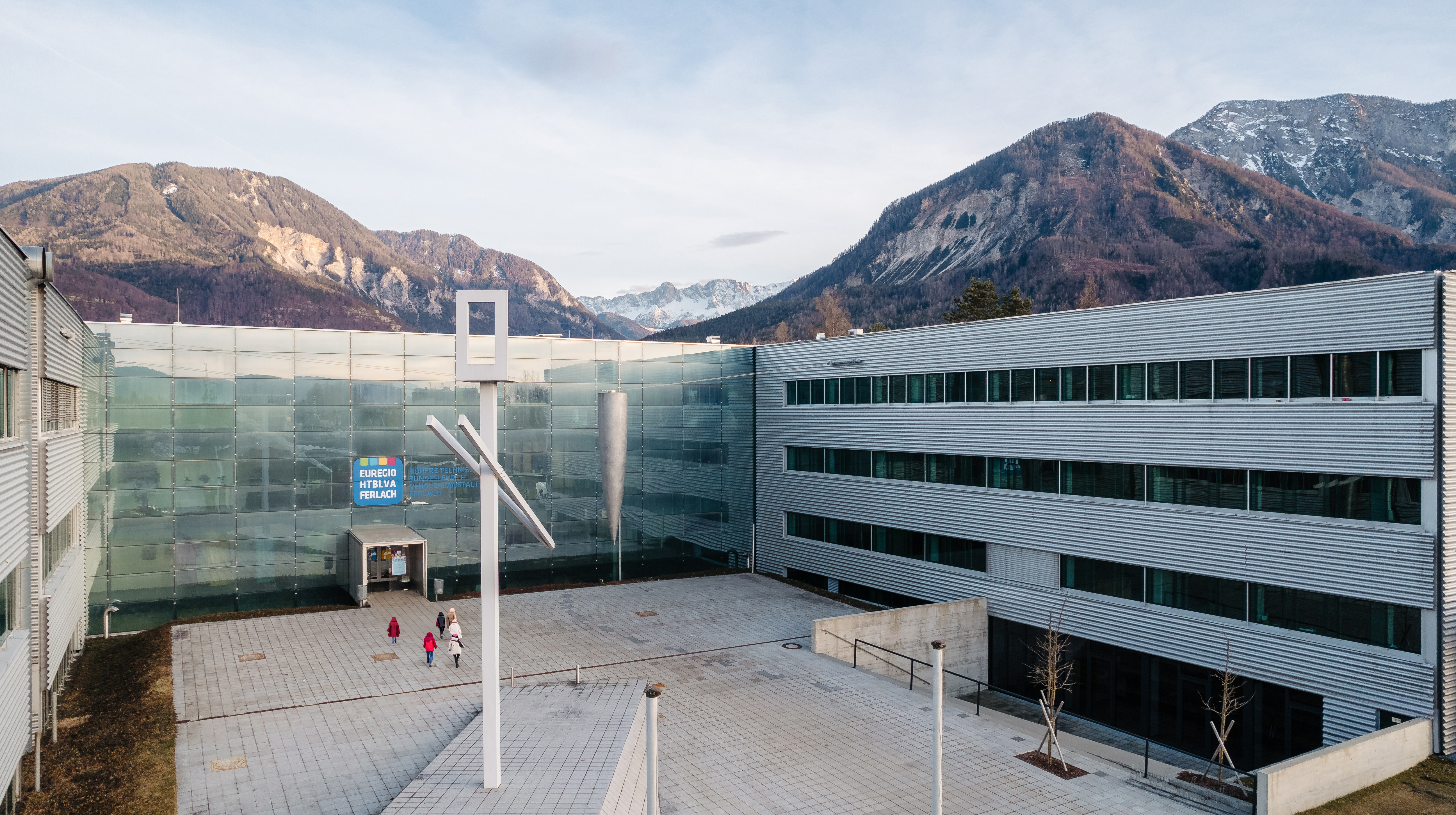 Außenansicht der HTL Ferlach in Kärnten