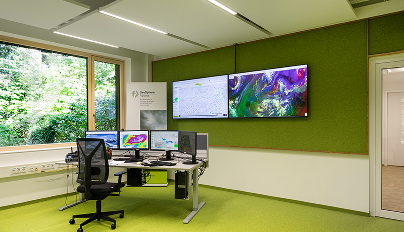 GeoSphere Austria Büro mit Bildschirmen
