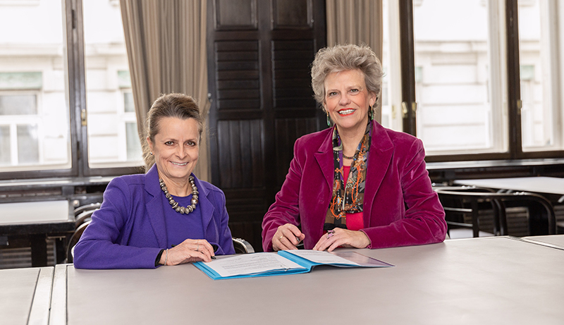 Christine Dornaus & Sabine Haas bei der MV-Unterzeichnung