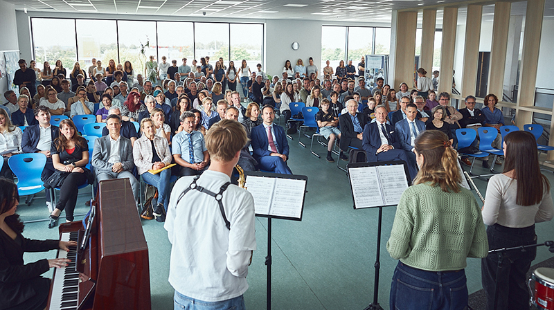 Schüler gestalten die Feier zur Eröffnung des BRG Schoren
