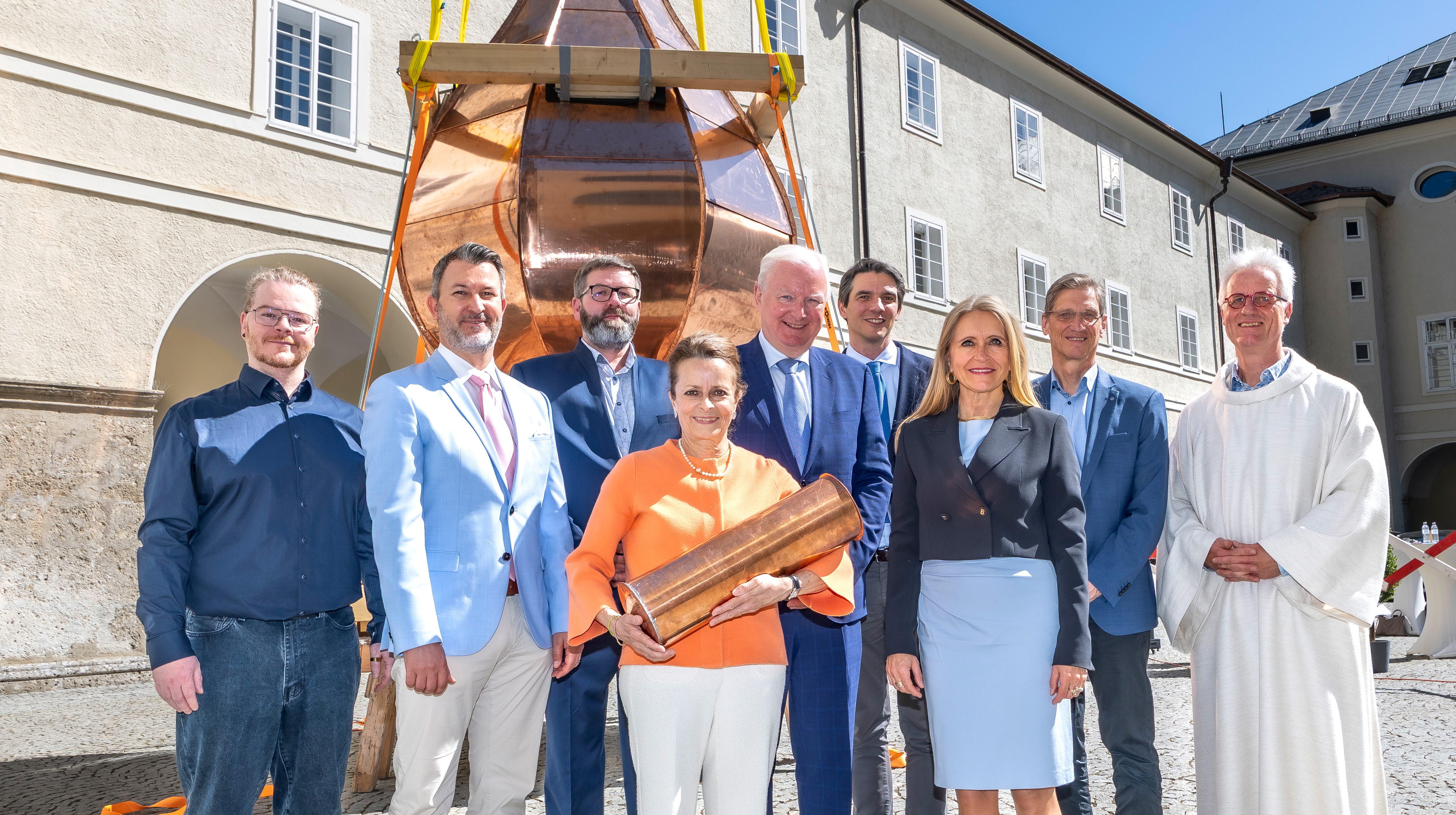 Hebung des historischen Turmhelm für das Sacellum