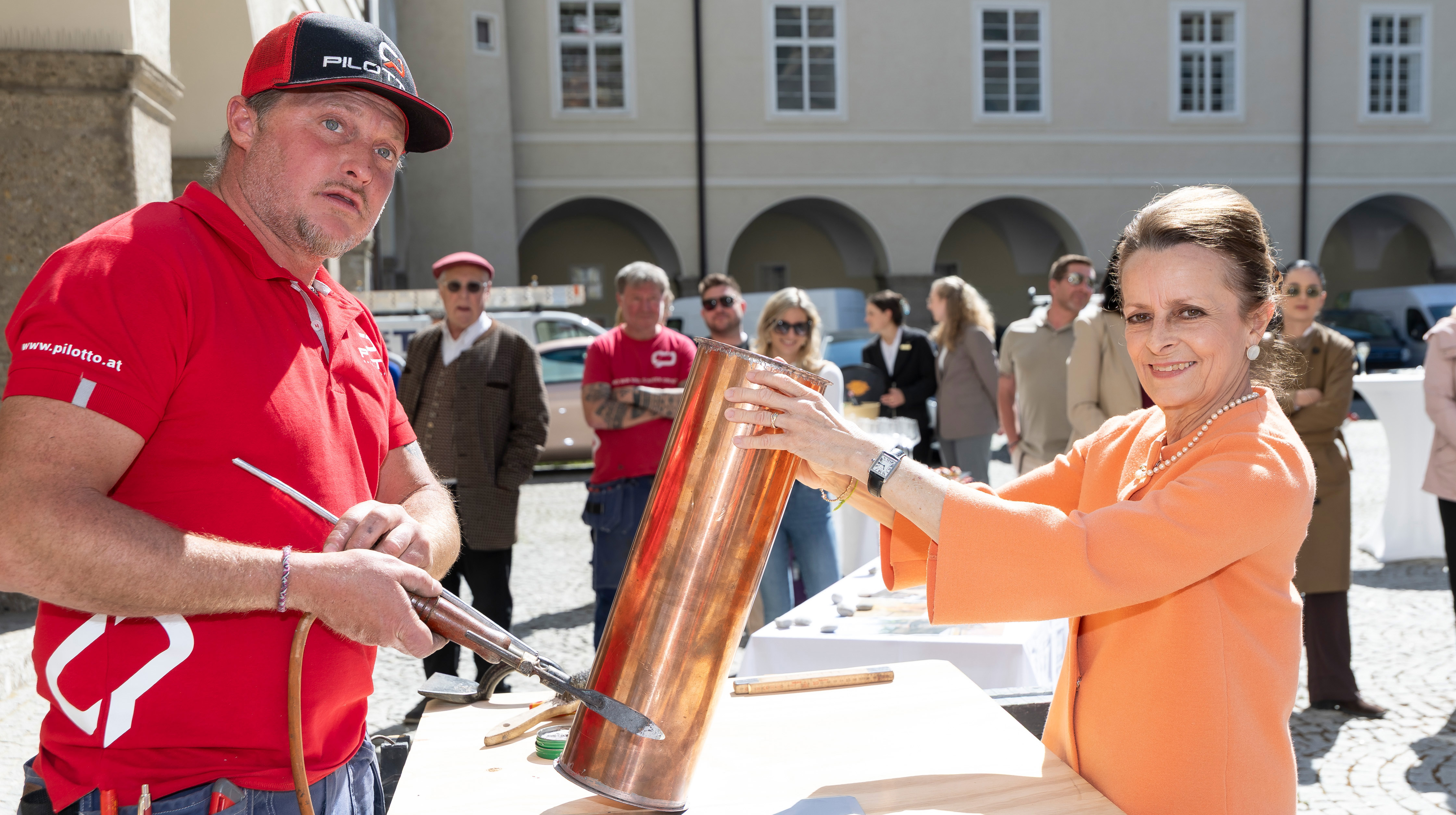 Verschluss der Zeitkapsel für den Turm des Sacellum