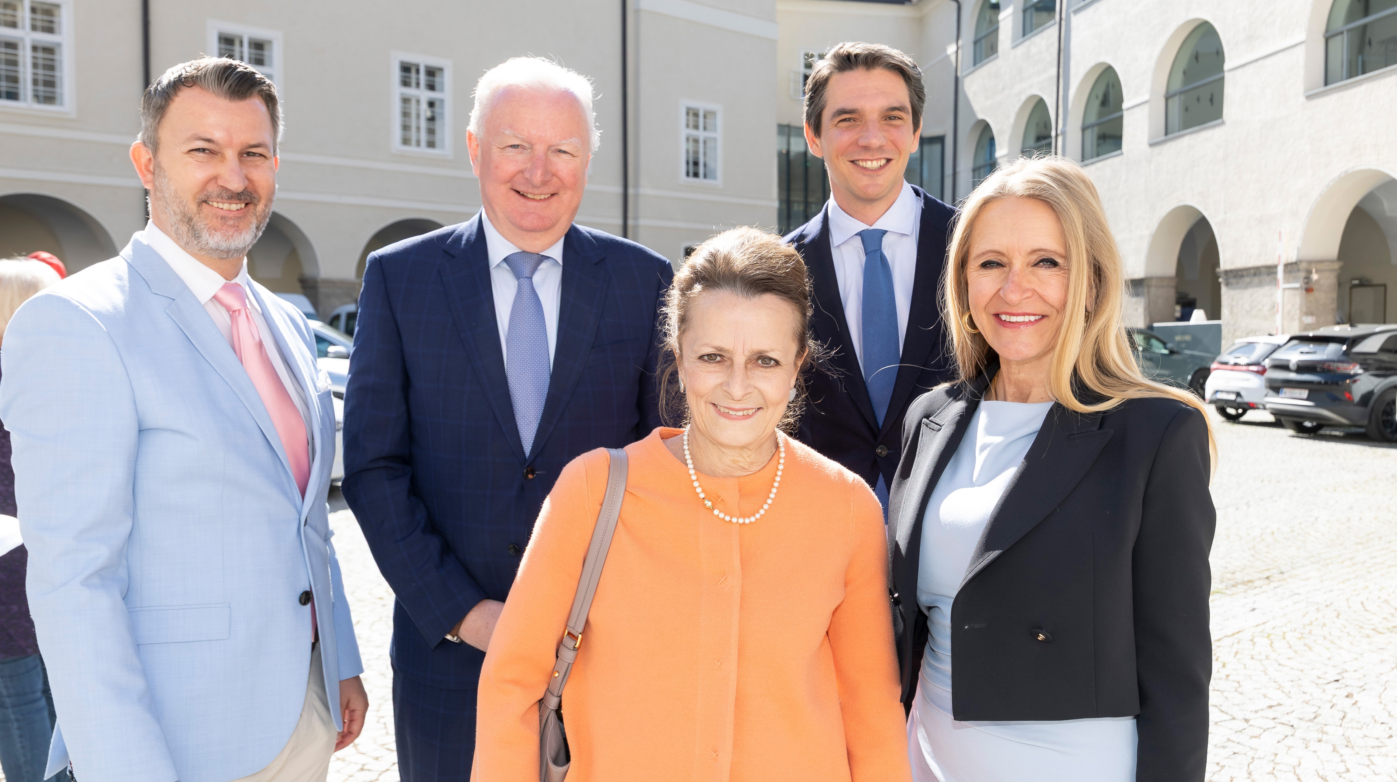 Hebung des historischen Turmhelm für das Sacellum