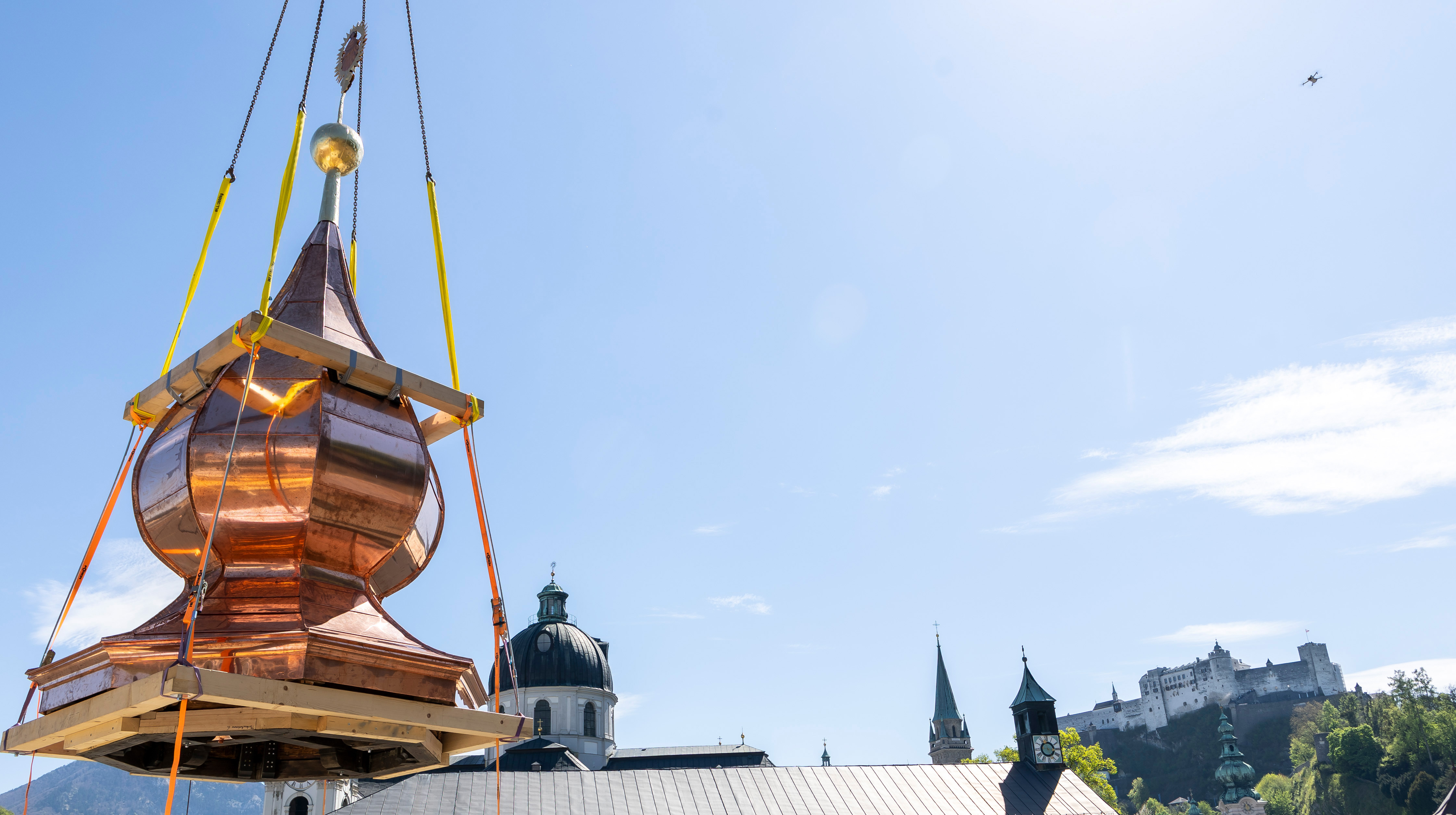 Hebung des historischen Turmhelm für das Sacellum