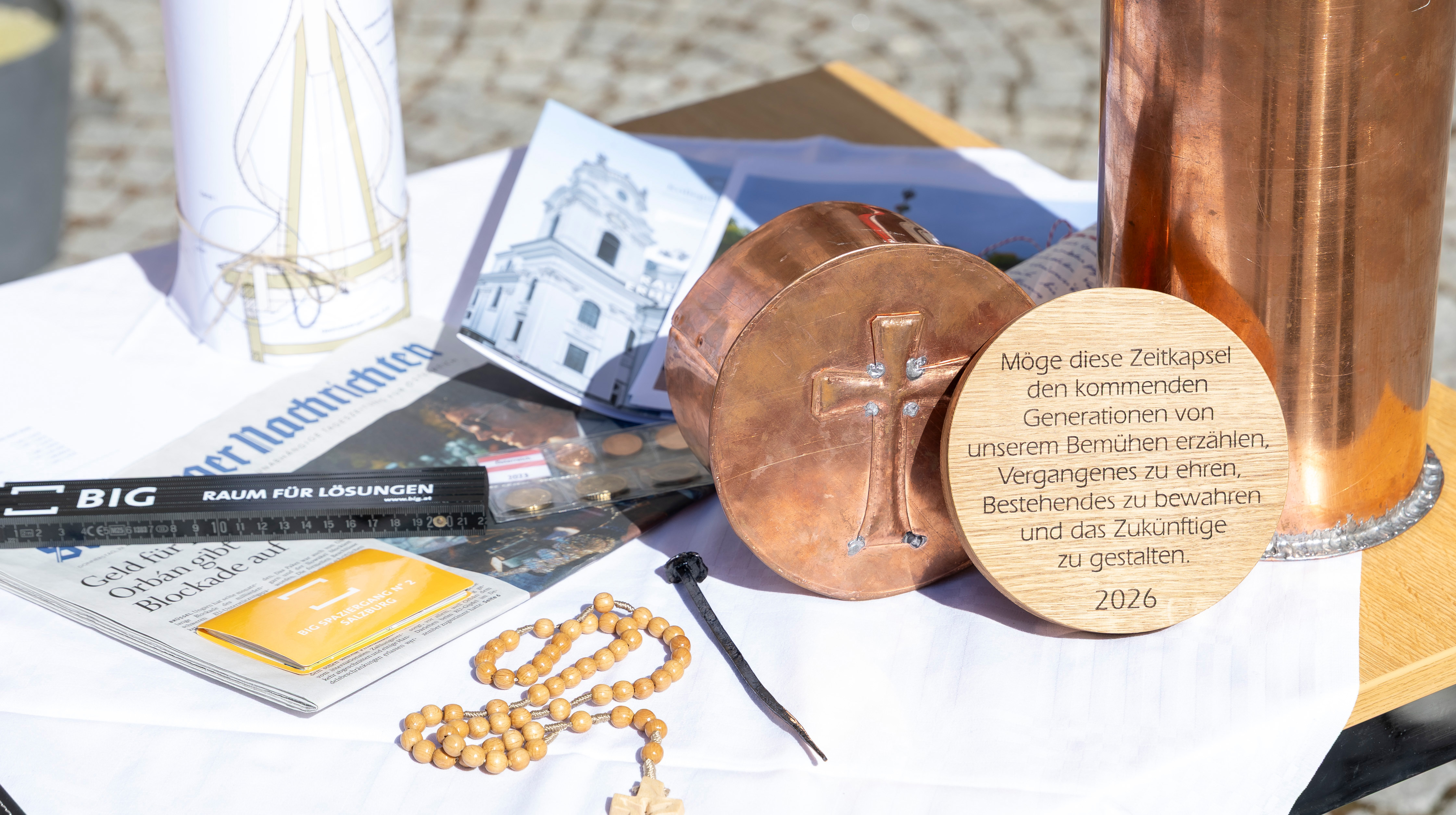 Befüllung der Zeitkapsel für den Turm des Sacellum